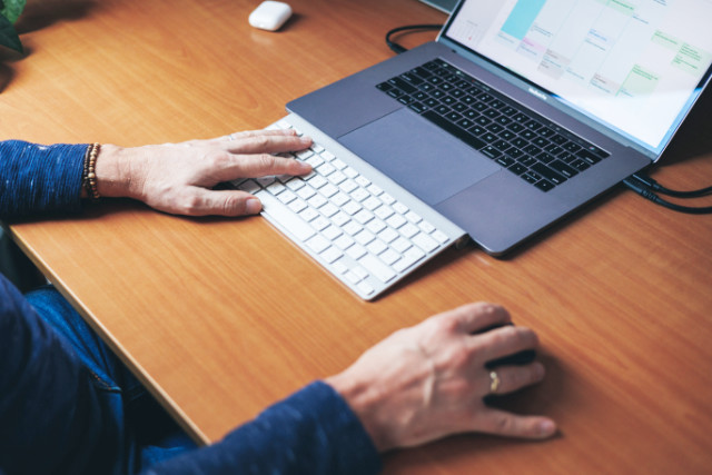 Handen van martin werkend aan website onderhoud