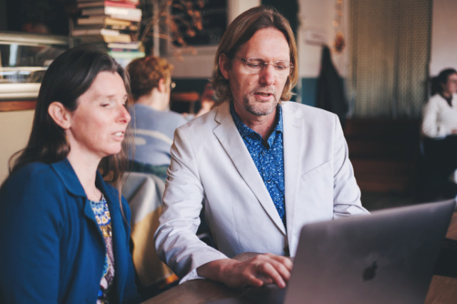 Webmaat bij een kennismakingsgesprek met klant