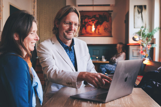 Martin van webmaat lachend met klant